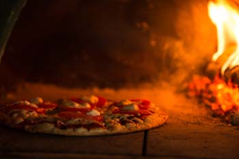 Attorno, ambachtelijke pizza’s. Met onze mobiele pizza oven kunnen wij tot overal komen. 75cm is de totale breedte die we nodig hebben om met onze hout gestookte ovens. Een pizza feest met culinaire smaak. Daar staan wij voor.