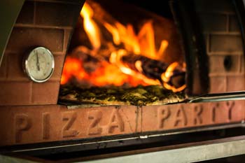 Onze pizza ovens worden authentiek gestookt met hout. Dit zorgt voor de overheerlijke smaak van de pizza. De ovens zijn geïsoleerd en dus veilig voor uw kinderen.